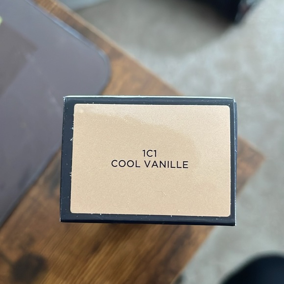 Laura Mercier, real flawless, weightless, perfection foundation - Picture 2 of 3